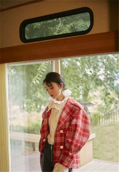 小展老李宝物-他故意的将手探向她衬衫下面_情趣说明书