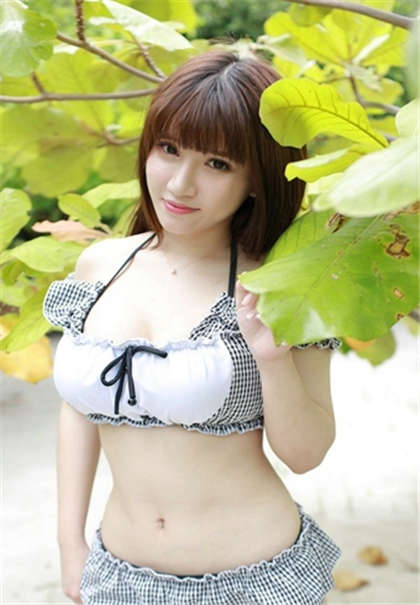 二男一女喝奶-趴在办公桌上从后面_情趣说明书