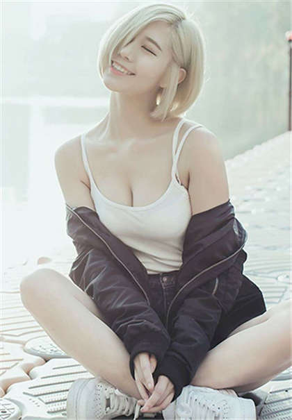 舔你下面-口述两男一女3p经历_情趣说明书