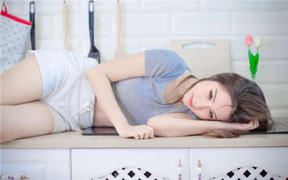 在公交车上干美女-美妙的性爱描写_情趣说明书