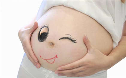 和美女床上嘿嘿过程小说-老公每天撩开衣服_情趣说明书