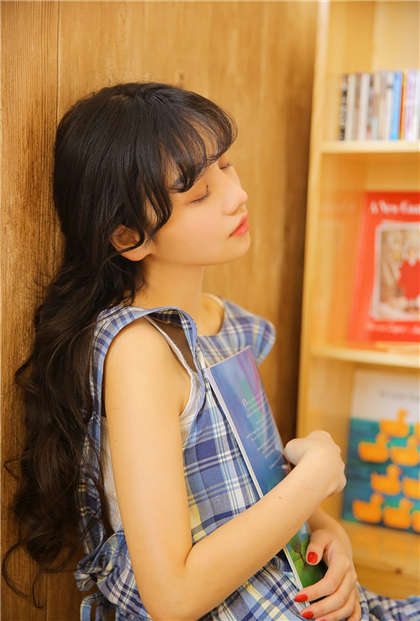 校花跪趴在我两腿中间-相遇相知相爱_情趣说明书