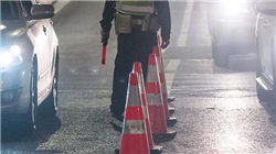 收盘：美股周五收跌 地缘政治风险令股指承压