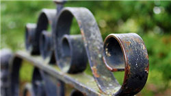 油价小幅下滑 市场关注供应过剩与地缘政治风险